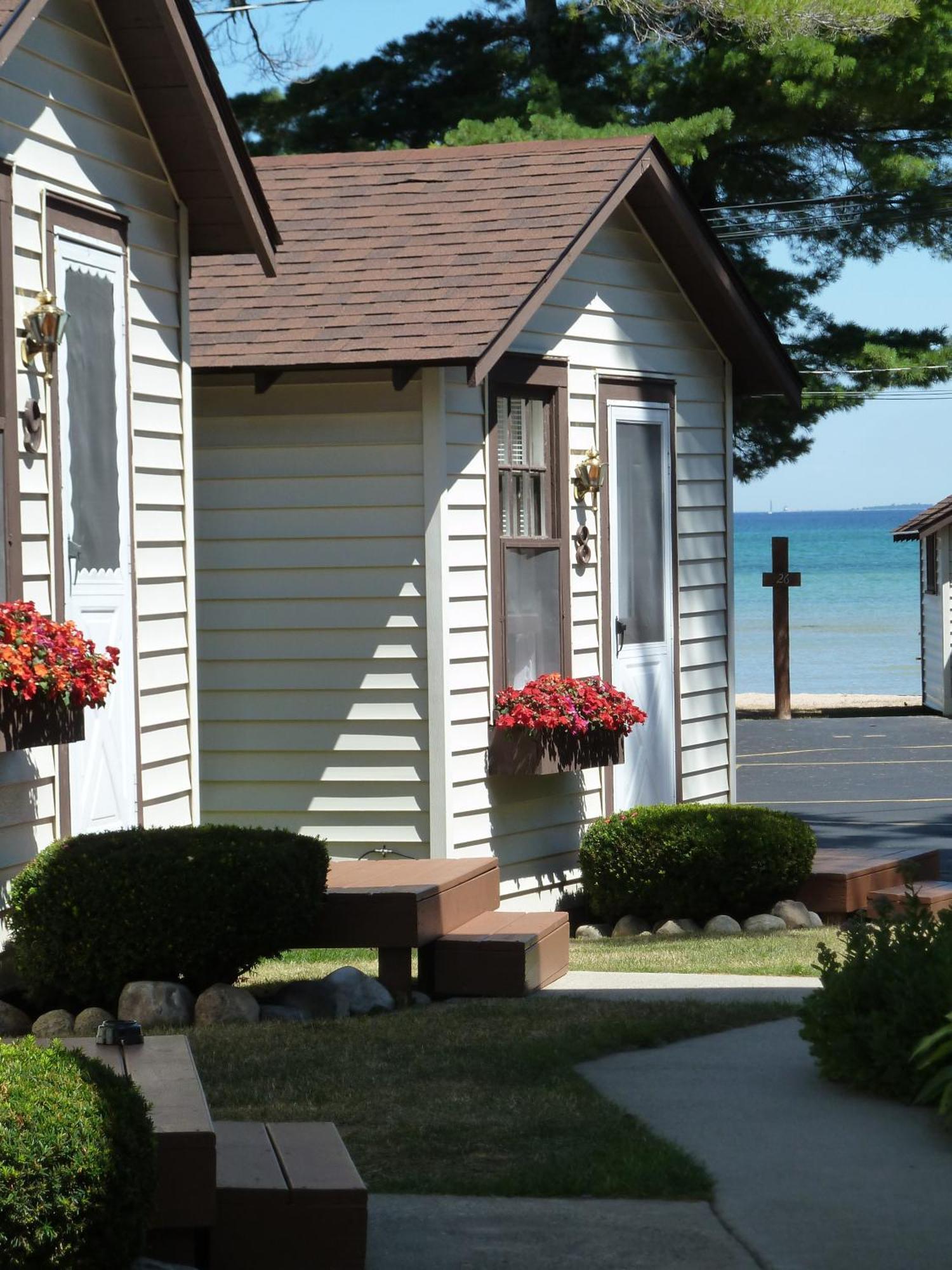 Beach House Lakeside Cottages Mackinaw City Exterior photo